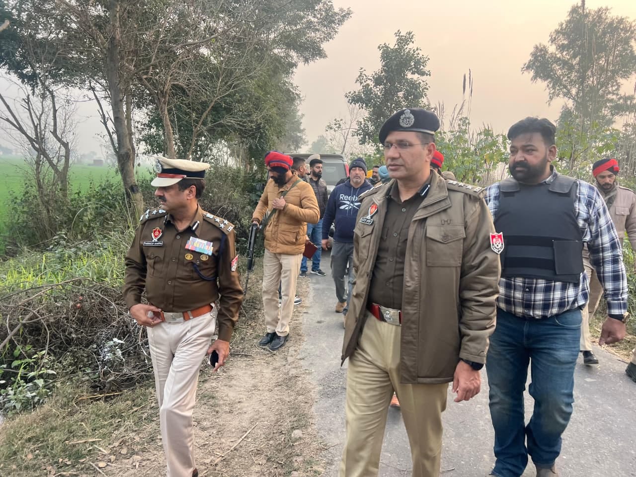 भिखीविंड में इनकाउंटर वाले क्षेत्र का जायजा लेते डीआइजी स्नेहदीप शर्मा, एसएसपी सुरेंद्र लांबा। भिखीविंड में इनकाउंटर वाले क्षेत्र का जायजा लेते डीआइजी स्नेहदीप शर्मा, एसएसपी सुरेंद्र लांबा।
