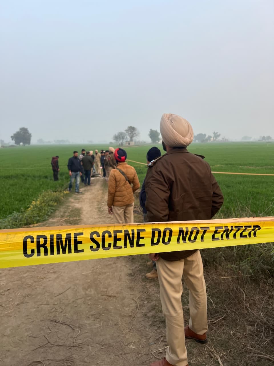भिखीविंड में इनकाउंटर वाले क्षेत्र का जायजा लेते डीआइजी स्नेहदीप शर्मा, एसएसपी सुरेंद्र लांबा। भिखीविंड में इनकाउंटर वाले क्षेत्र का जायजा लेते डीआइजी स्नेहदीप शर्मा, एसएसपी सुरेंद्र लांबा।