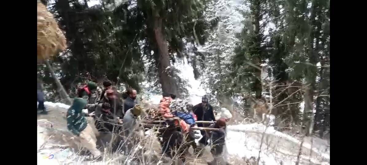 बीमार को चारपाई पर बिठाकर अस्पताल ले जाते लोग। बीमार को चारपाई पर बिठाकर अस्पताल ले जाते लोग।