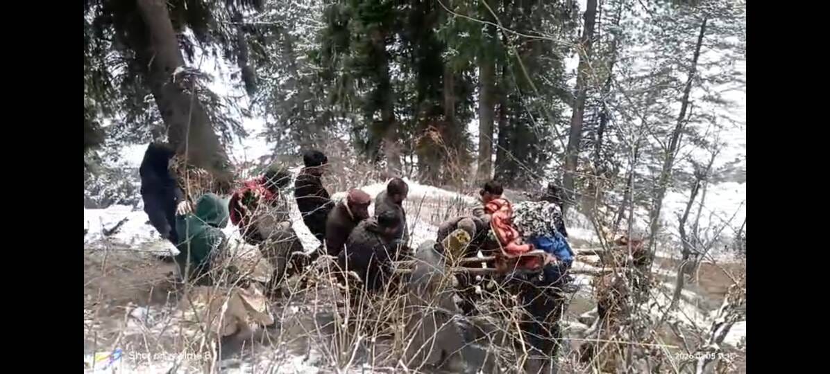बीमार को चारपाई पर बिठाकर अस्पताल ले जाते लोग। बीमार को चारपाई पर बिठाकर अस्पताल ले जाते लोग।