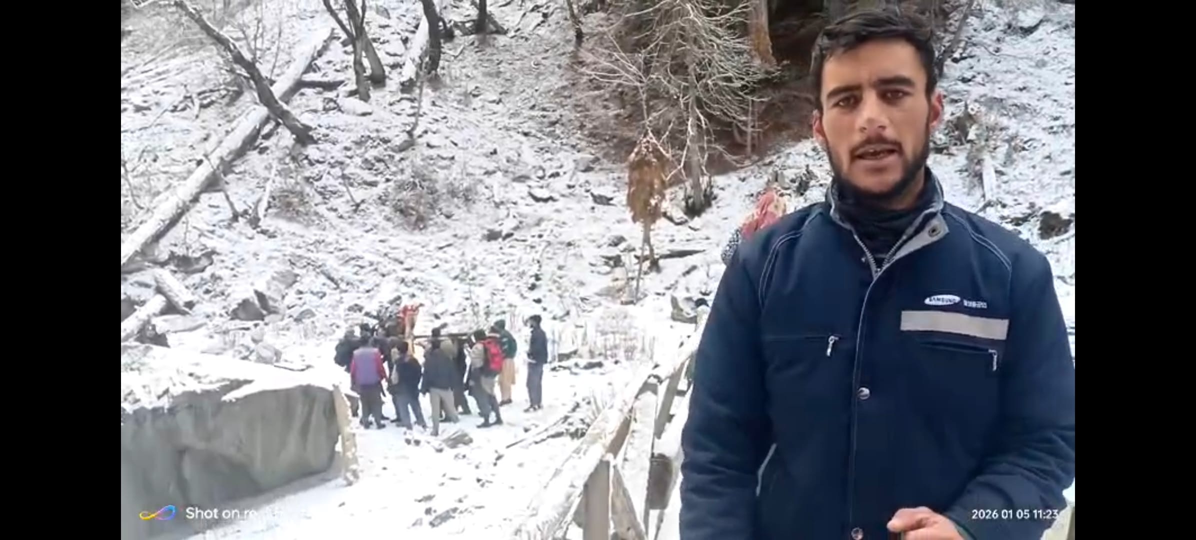 बीमार को चारपाई पर बिठाकर अस्पताल ले जाते लोग। बीमार को चारपाई पर बिठाकर अस्पताल ले जाते लोग।
