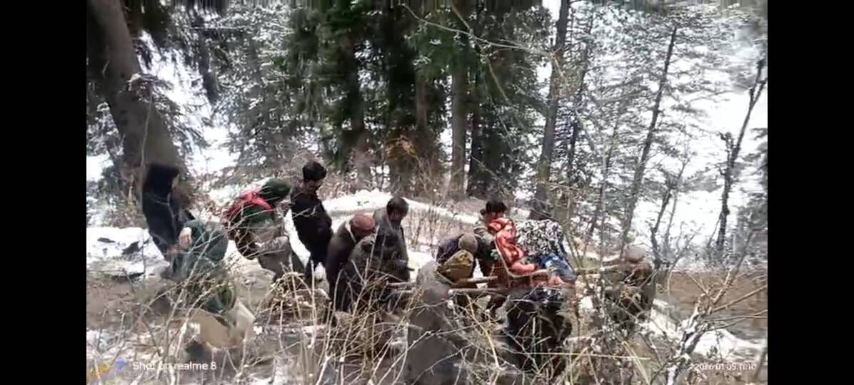 बीमार को चारपाई पर बिठाकर अस्पताल ले जाते लोग। बीमार को चारपाई पर बिठाकर अस्पताल ले जाते लोग।