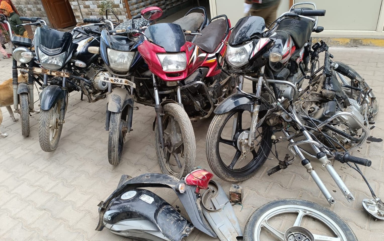 चौक कोतवाली पुलिस की गिरफ्त में बाइक चोरी के तीनों आरोपी। स्रोत: पुलिस चौक कोतवाली पुलिस की गिरफ्त में बाइक चोरी के तीनों आरोपी। स्रोत: पुलिस