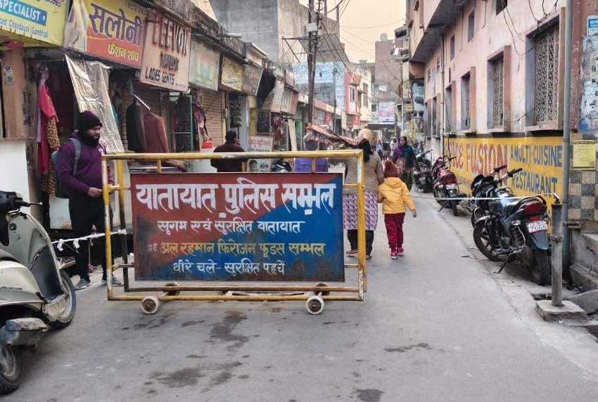 चंदौसी के रामस्वरूप रोड पर संभल गेट के पास सोमवार को पाइपलाइन में हो रही लीकेज को ठीक करने के ल चंदौसी के रामस्वरूप रोड पर संभल गेट के पास सोमवार को पाइपलाइन में हो रही लीकेज को ठीक करने के ल