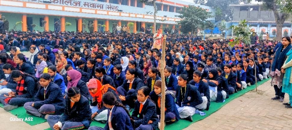 ए एस इंटर कालेज में नई वोट बनाने के लिए कार्यक्रम में एस डी एम व अन्य फार्म दिखाते हुए। (स्त्रो