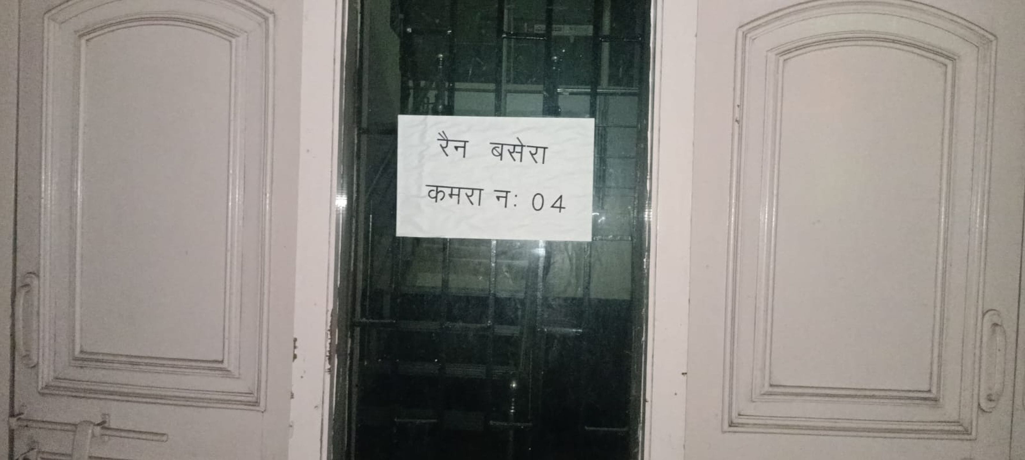 फोटो संख्या: 54 श्रीगोशाला में बनाए रैन बसेरे में खानापूर्ति के लिए बिछाए गद्दे। संवाद फोटो संख्या: 54 श्रीगोशाला में बनाए रैन बसेरे में खानापूर्ति के लिए बिछाए गद्दे। संवाद