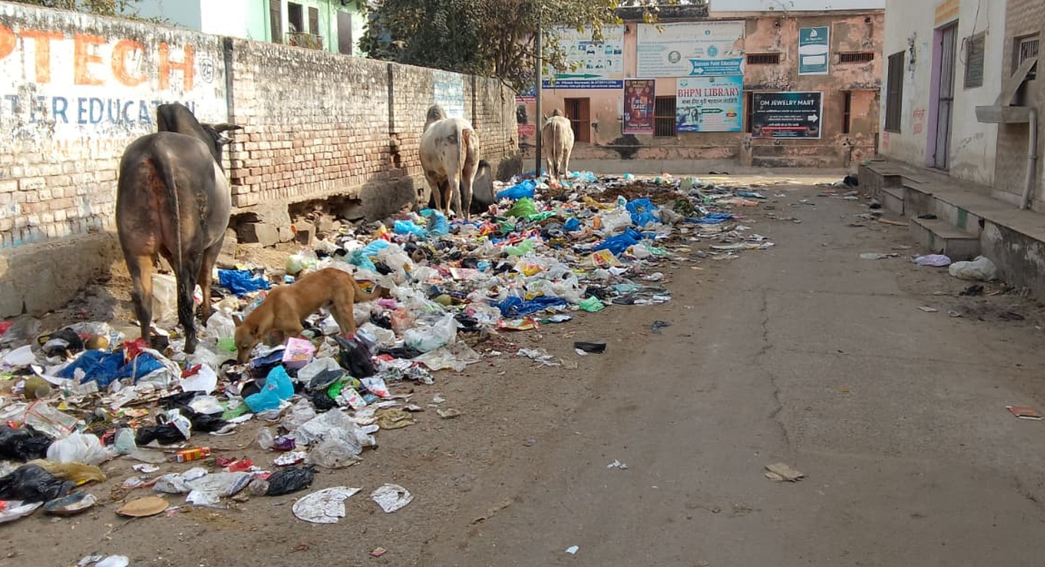 फोटो संख्या:61 नगर पालिका कार्यालय में नारेबाजी करते सफाई कर्मचारी। संवाद फोटो संख्या:61 नगर पालिका कार्यालय में नारेबाजी करते सफाई कर्मचारी। संवाद