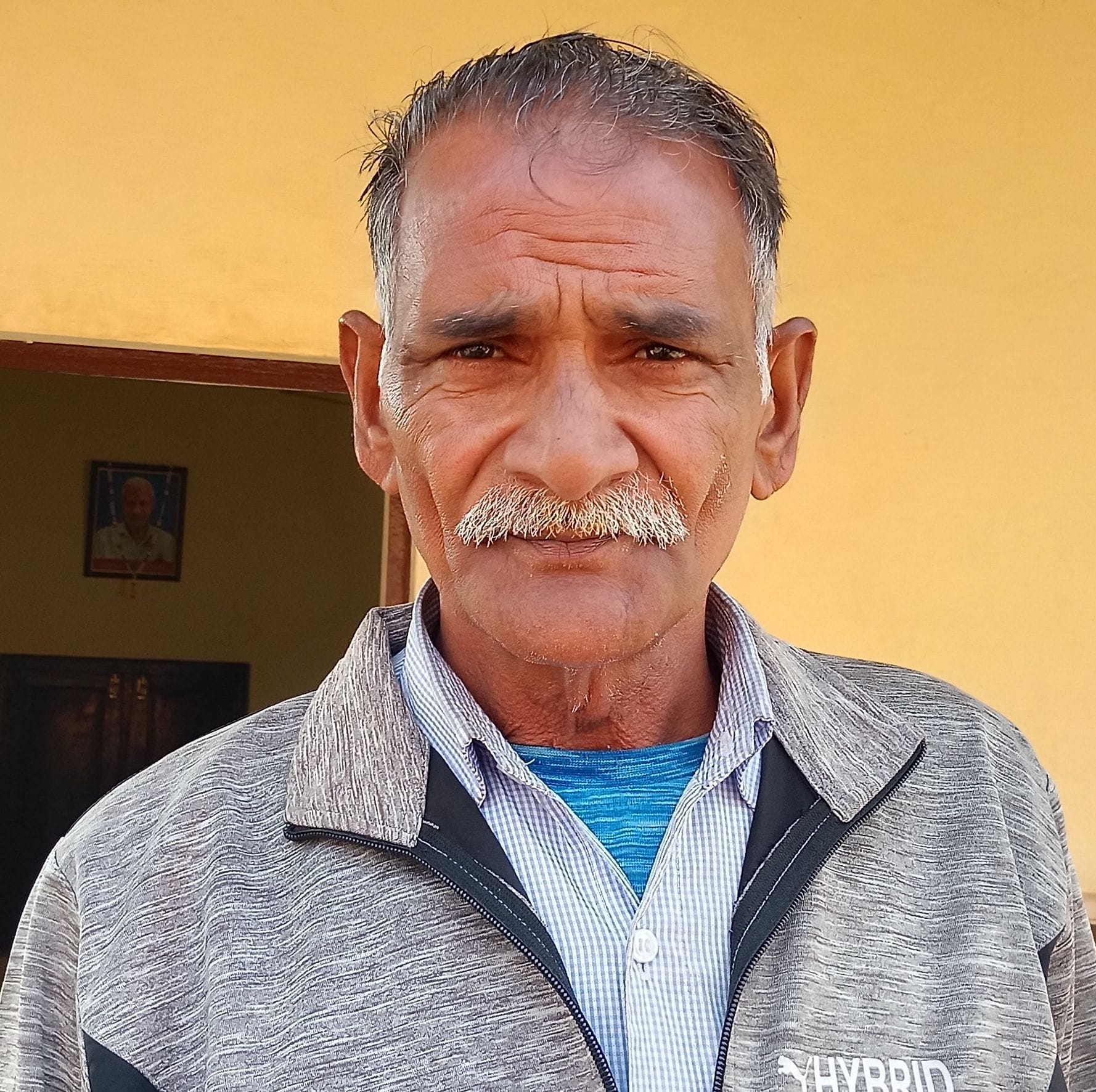 फोटो संख्या:72- महाराणा प्रताप चौक पर दुकान पर रखी लकड़ियां--संवाद