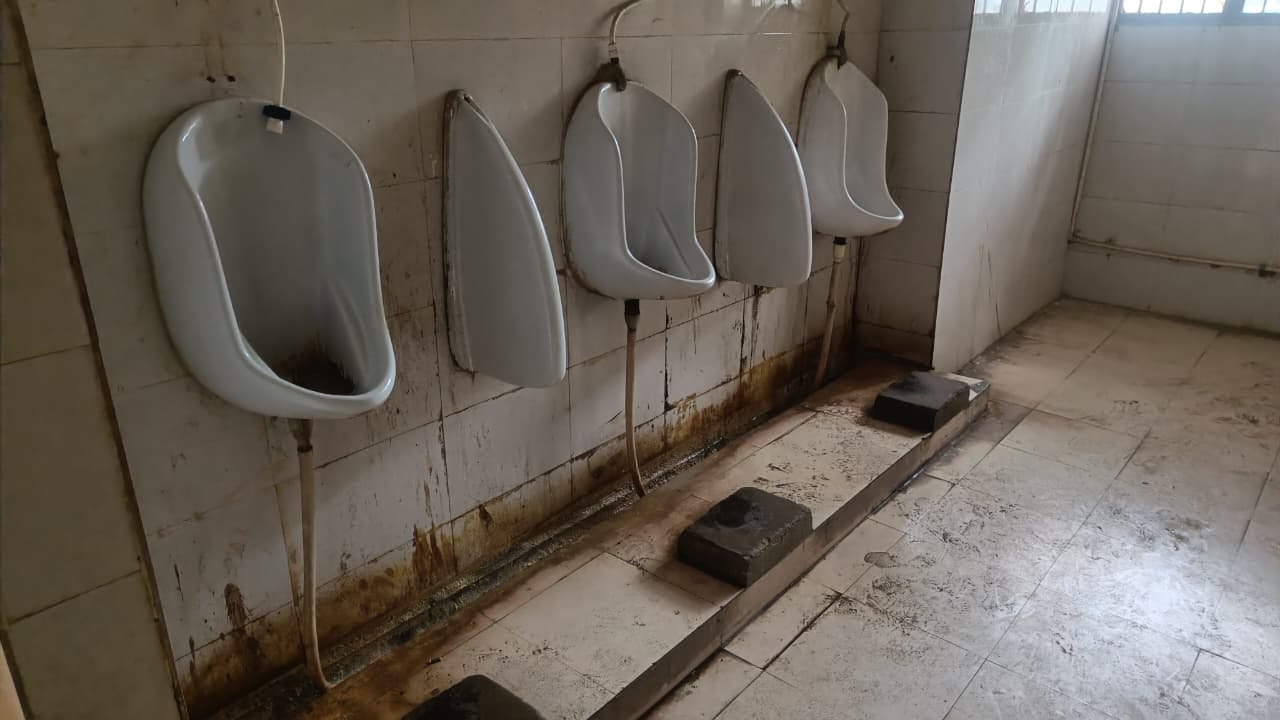 फतेहाबाद के द्वितीय खंड के प्रथम तल के शौचालय में मरम्मत को लेकर पहुंचा सामान। संवाद फतेहाबाद के द्वितीय खंड के प्रथम तल के शौचालय में मरम्मत को लेकर पहुंचा सामान। संवाद