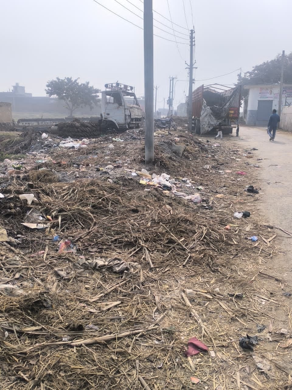 गांव पिठलोकर में अनदेखी के चलते गन्दगी से अटा तालाब। ग्रामीण गांव पिठलोकर में अनदेखी के चलते गन्दगी से अटा तालाब। ग्रामीण