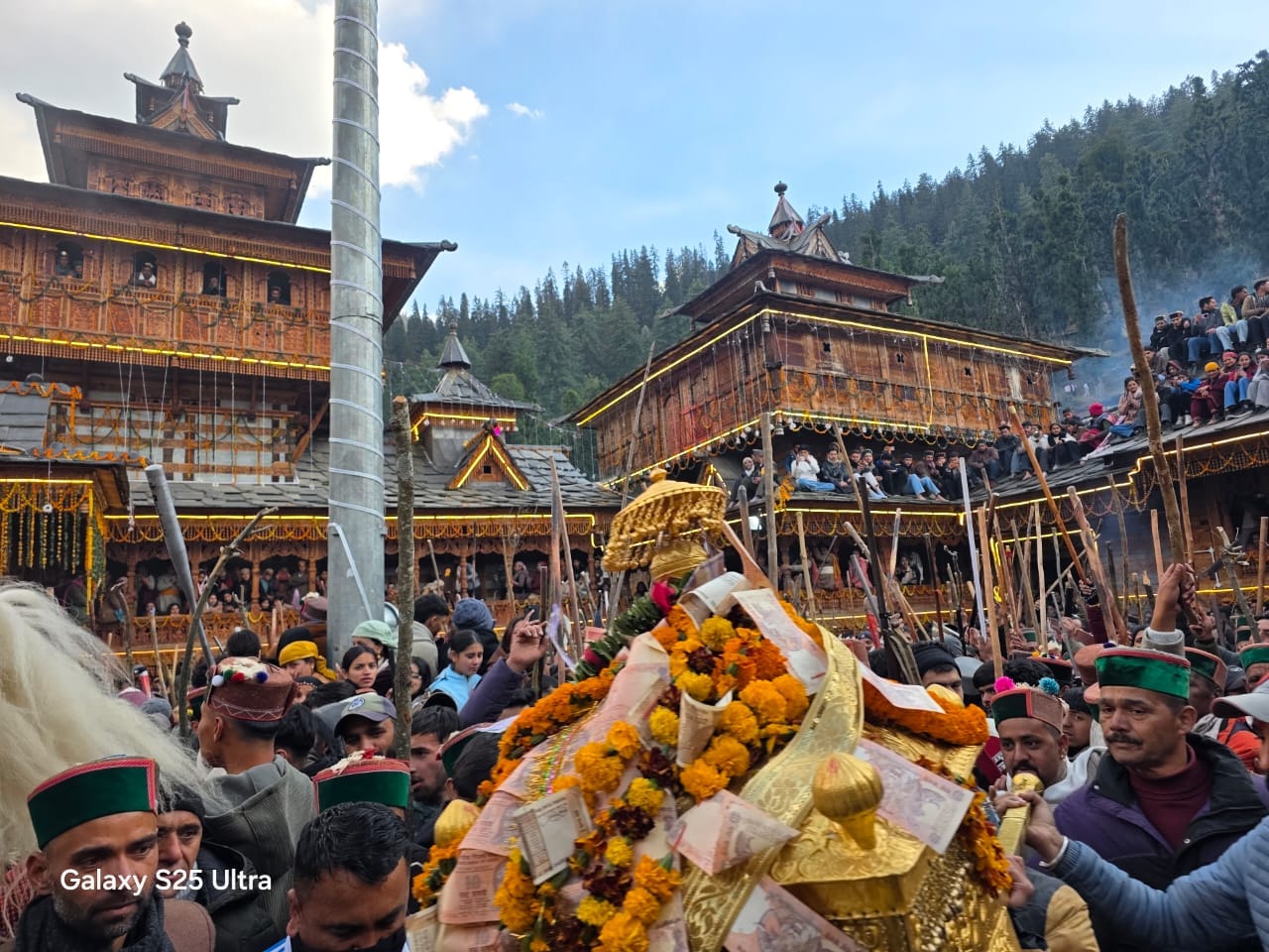गवास गांव में शांतड़ी अनुष्ठान में पहुंचे देवताओं के खूंद। संवाद गवास गांव में शांतड़ी अनुष्ठान में पहुंचे देवताओं के खूंद। संवाद