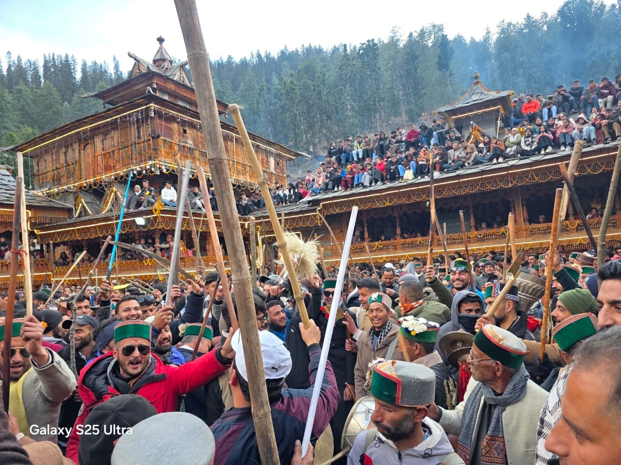गवास गांव में शांतड़ी अनुष्ठान में पहुंचे देवताओं के खूंद। संवाद गवास गांव में शांतड़ी अनुष्ठान में पहुंचे देवताओं के खूंद। संवाद