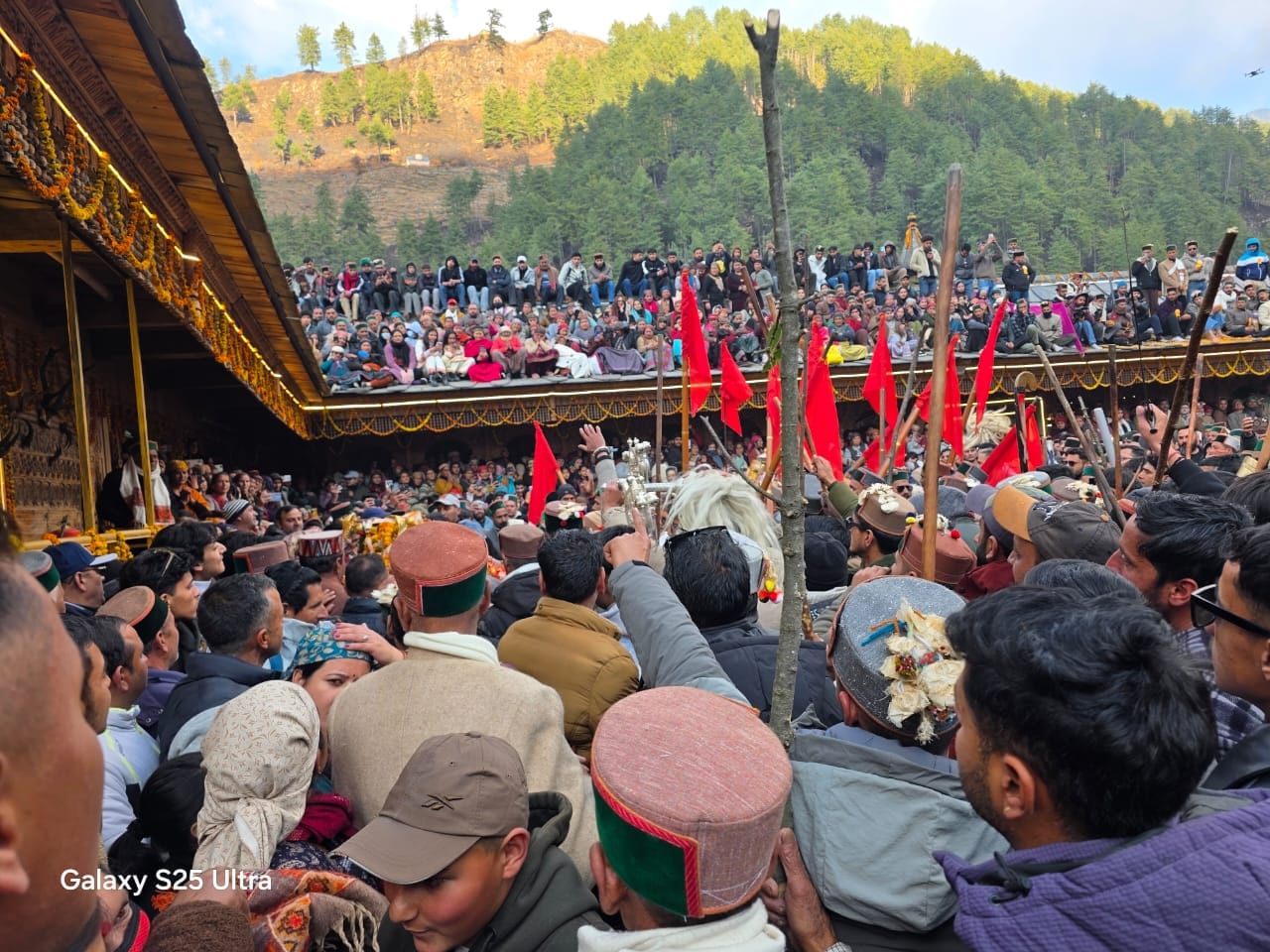 गवास गांव में शांतड़ी अनुष्ठान में पहुंचे देवताओं के खूंद। संवाद गवास गांव में शांतड़ी अनुष्ठान में पहुंचे देवताओं के खूंद। संवाद
