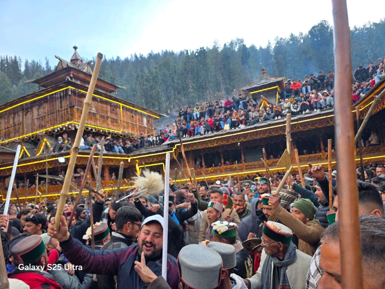 गवास गांव में शांतड़ी अनुष्ठान में पहुंचे देवताओं के खूंद। संवाद गवास गांव में शांतड़ी अनुष्ठान में पहुंचे देवताओं के खूंद। संवाद