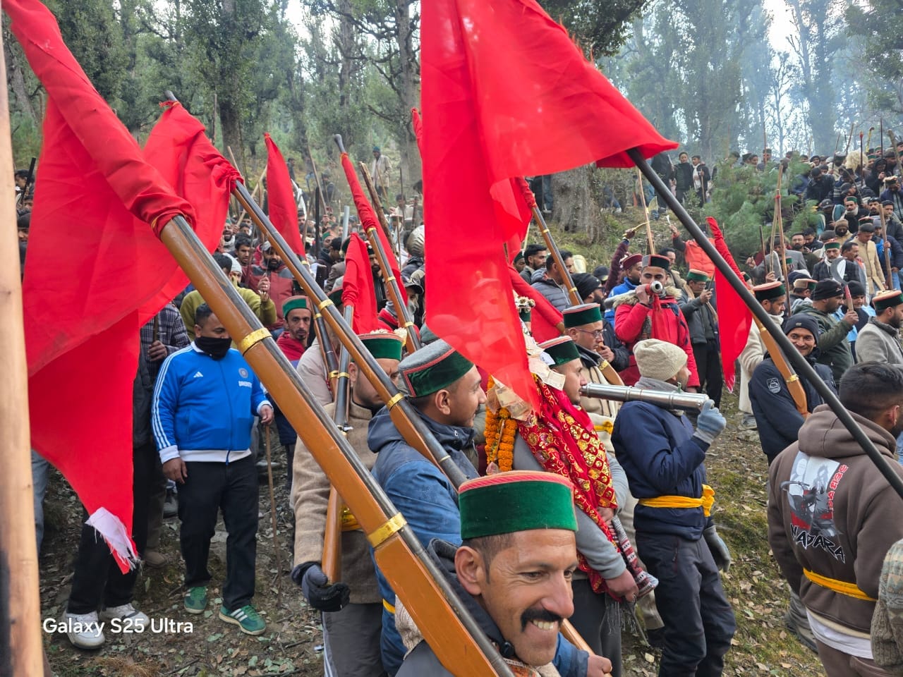 गवास गांव में शांतड़ी अनुष्ठान में पहुंचे देवताओं के खूंद। संवाद गवास गांव में शांतड़ी अनुष्ठान में पहुंचे देवताओं के खूंद। संवाद