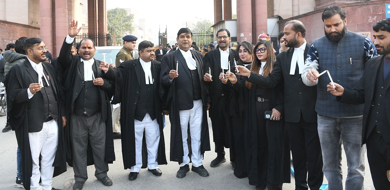 हाईकोर्ट के गेट नंबर-6 से कैंडल मार्च निकालते अधिवक्ता। हाईकोर्ट के गेट नंबर-6 से कैंडल मार्च निकालते अधिवक्ता।
