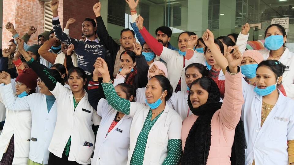 जिला संयुक्त चिकित्सालय मेें मरीजों की लगी कतार। संवाद जिला संयुक्त चिकित्सालय मेें मरीजों की लगी कतार। संवाद
