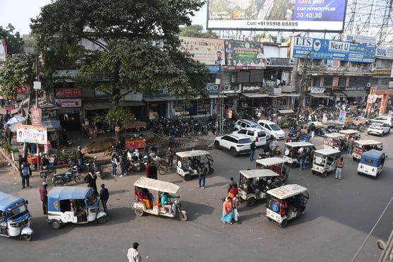 जाम के कारण सोमवार को राजधानी में वाहन रेंगते नजर आए।