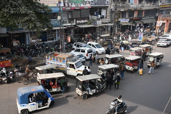 जाम के कारण सोमवार को राजधानी में वाहन रेंगते नजर आए।