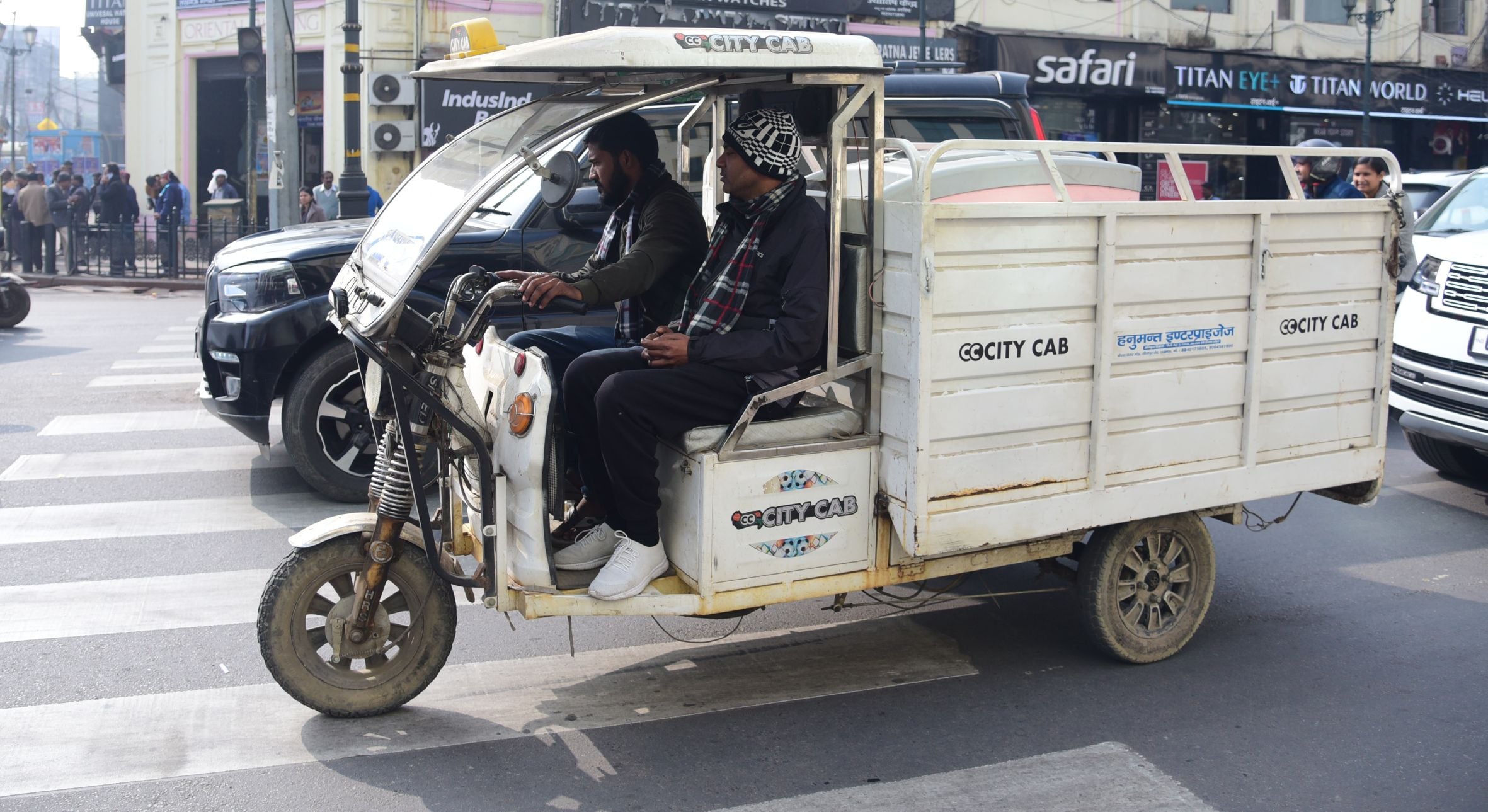 जाम के कारण सोमवार को राजधानी में वाहन रेंगते नजर आए।
