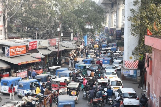जाम के कारण सोमवार को राजधानी में वाहन रेंगते नजर आए।