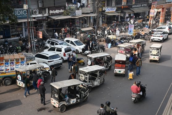जाम के कारण सोमवार को राजधानी में वाहन रेंगते नजर आए।
