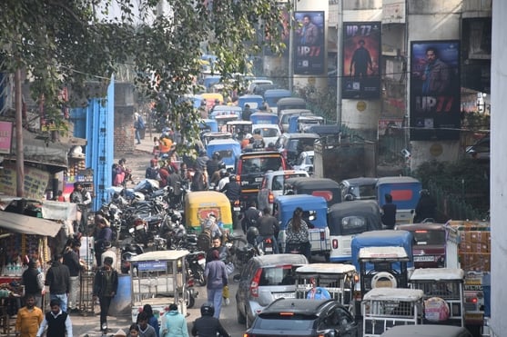 जाम के कारण सोमवार को राजधानी में वाहन रेंगते नजर आए।