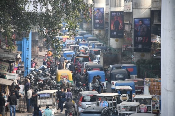 जाम के कारण सोमवार को राजधानी में वाहन रेंगते नजर आए।