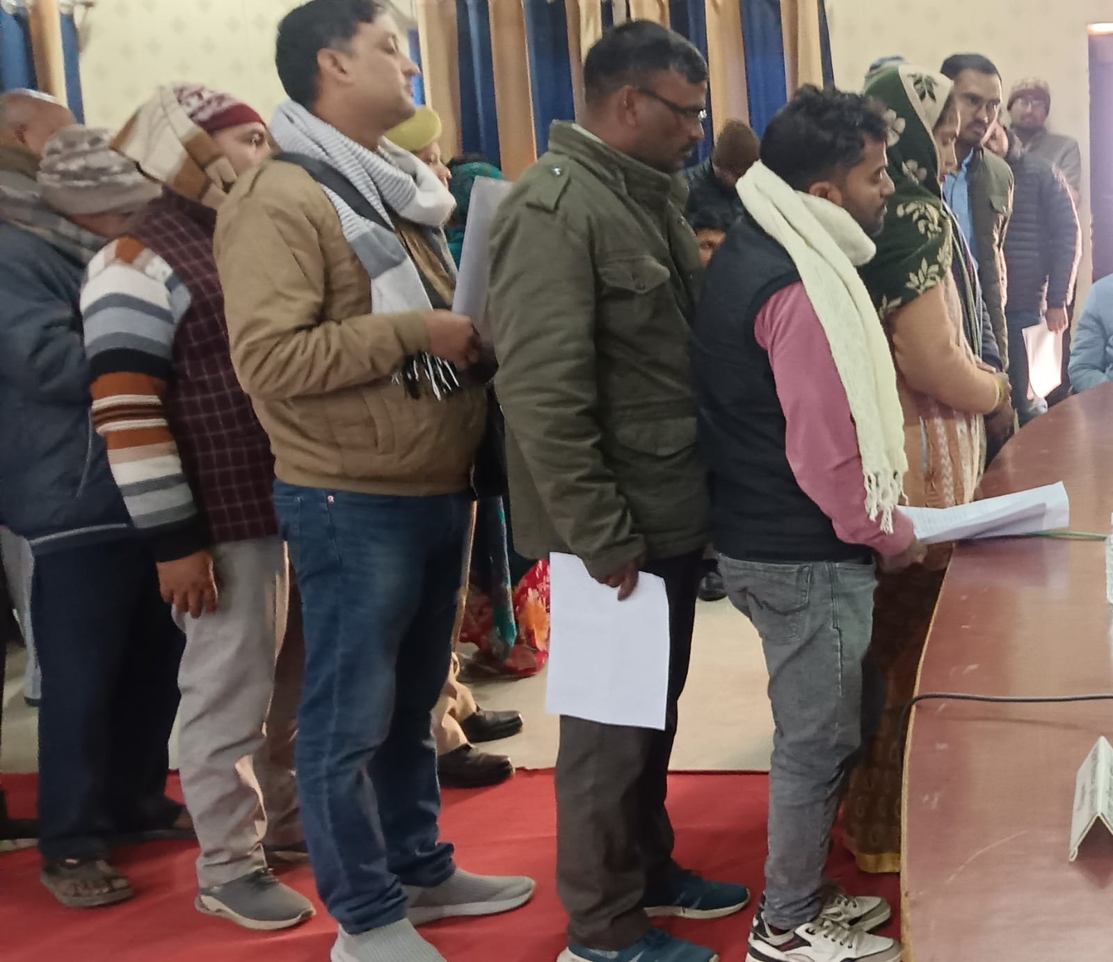 कासिमाबाद ब्लॉक मुख्यालय के महाराणा प्रताप सभागार में मुख्य संपूर्ण समाधान दिवस पर कतार में लगे कासिमाबाद ब्लॉक मुख्यालय के महाराणा प्रताप सभागार में मुख्य संपूर्ण समाधान दिवस पर कतार में लगे