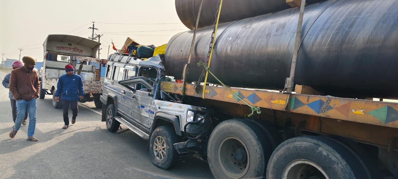 घटना की जानकारी देते पुलिस और परिजन