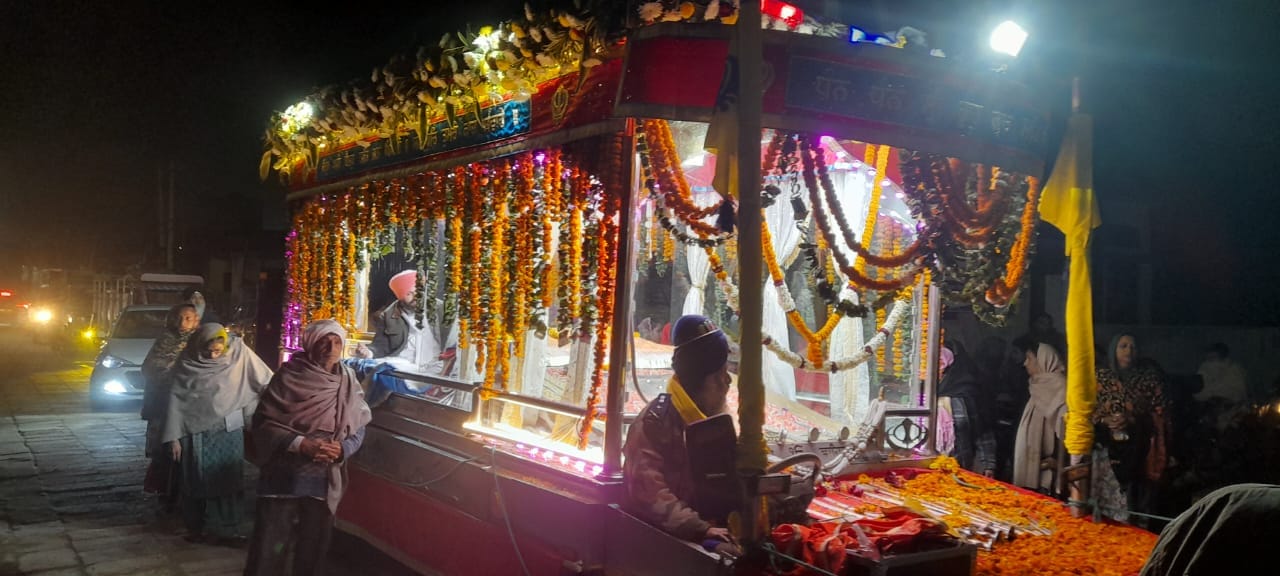 नगर कीर्तन की अगुवाई करते पंज प्यारे। आयोजक नगर कीर्तन की अगुवाई करते पंज प्यारे। आयोजक