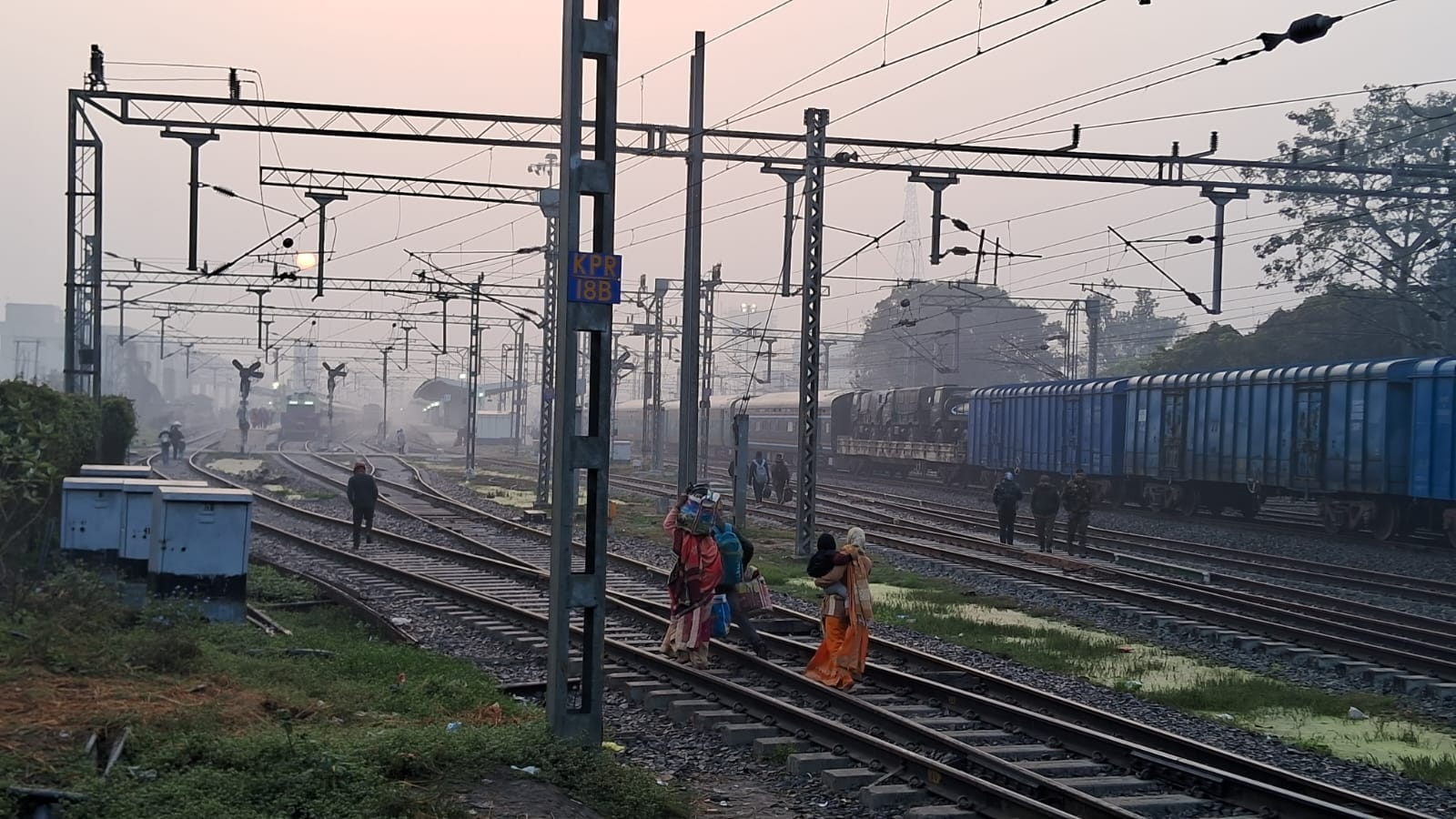 ओ एच ई तार टूटा ट्रेन प्रभावित