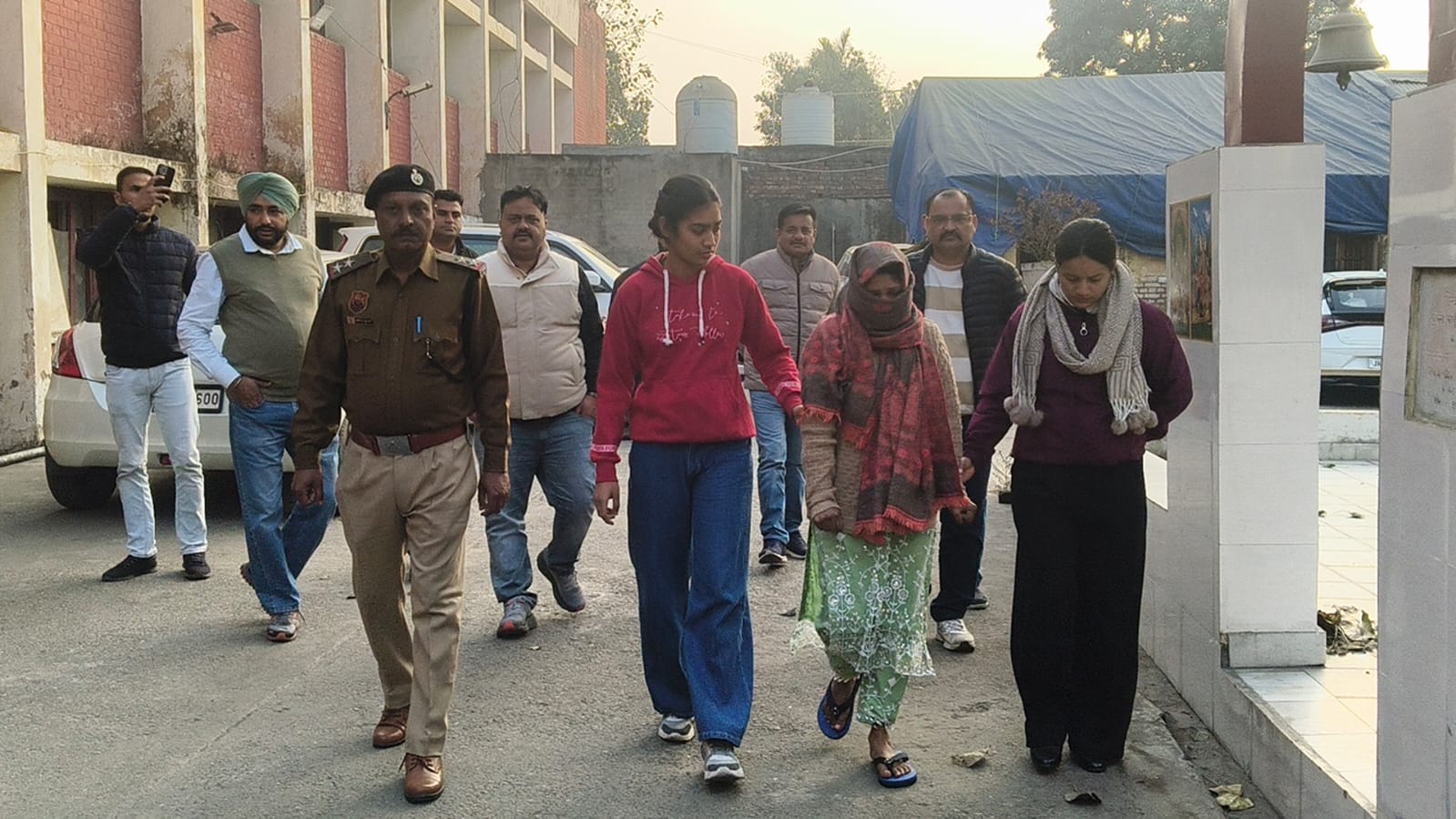 पांच साल के मासूम प्रिंस के हत्यारोपी को कोर्ट में लेकर जाती अपराध शाखा-1 की टीम। संवाद