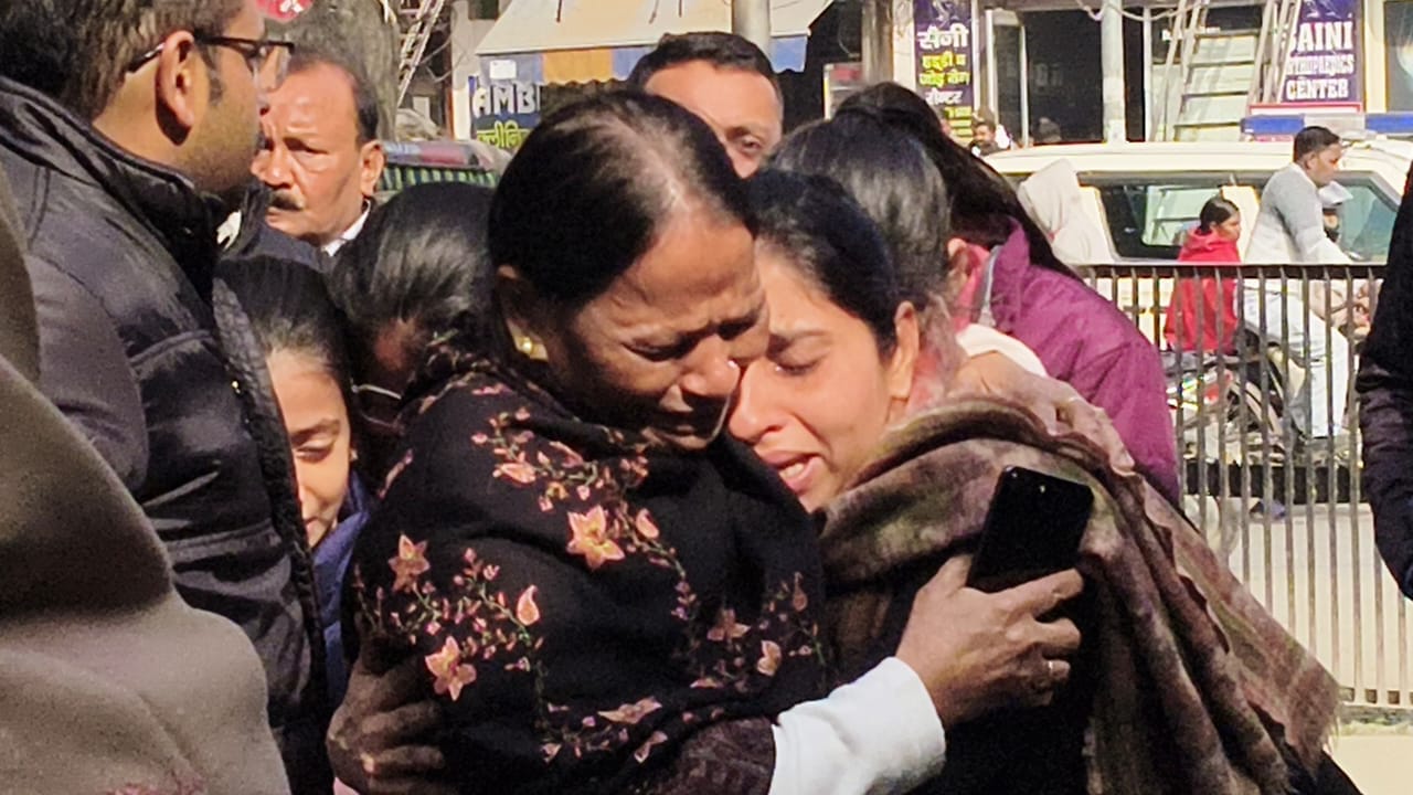 पोस्टमार्टम हाउस के बाहर विलाप करते मृतका वंशिका के परिजन। संवाद पोस्टमार्टम हाउस के बाहर विलाप करते मृतका वंशिका के परिजन। संवाद