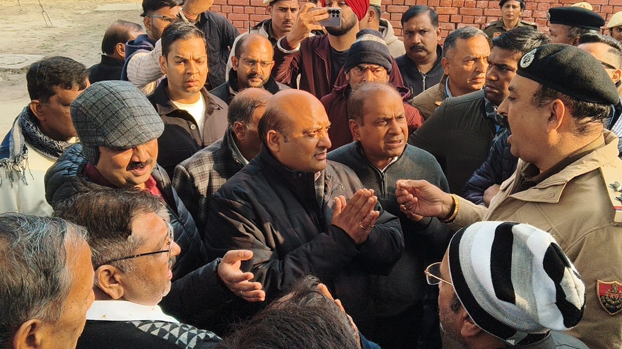 पोस्टमार्टम हाउस के बाहर विलाप करते मृतका वंशिका के परिजन। संवाद पोस्टमार्टम हाउस के बाहर विलाप करते मृतका वंशिका के परिजन। संवाद