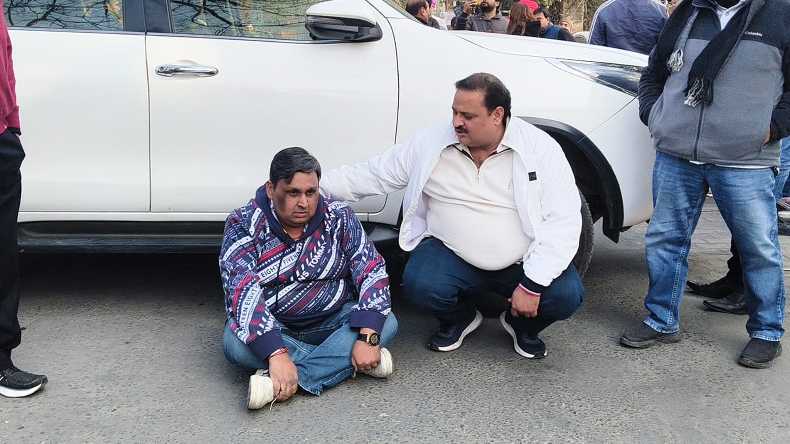 पोस्टमार्टम हाउस के बाहर विलाप करते मृतका वंशिका के परिजन। संवाद पोस्टमार्टम हाउस के बाहर विलाप करते मृतका वंशिका के परिजन। संवाद