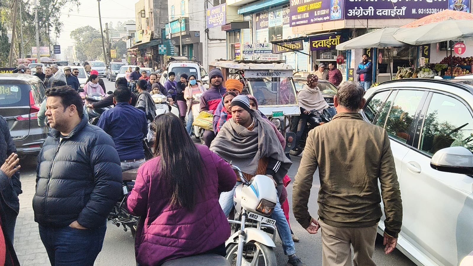 पोस्टमार्टम हाउस के बाहर विलाप करते मृतका वंशिका के परिजन। संवाद पोस्टमार्टम हाउस के बाहर विलाप करते मृतका वंशिका के परिजन। संवाद