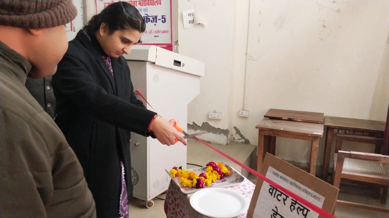 राजकीय स्नातकोत्तर महाविद्यालय में वोटर हेल्प डेस्क का फीता काटकर उद्घाटन करती एसडीएम ,दूसरे चि राजकीय स्नातकोत्तर महाविद्यालय में वोटर हेल्प डेस्क का फीता काटकर उद्घाटन करती एसडीएम ,दूसरे चि