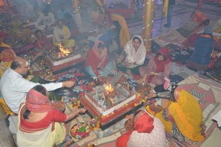 राजेंद्रनगर सि्थत श्री महाकाल मंदिर में पंचकुंडीय यज्ञ का सोमवार को समापन हुआ। राजेंद्रनगर सि्थत श्री महाकाल मंदिर में पंचकुंडीय यज्ञ का सोमवार को समापन हुआ।