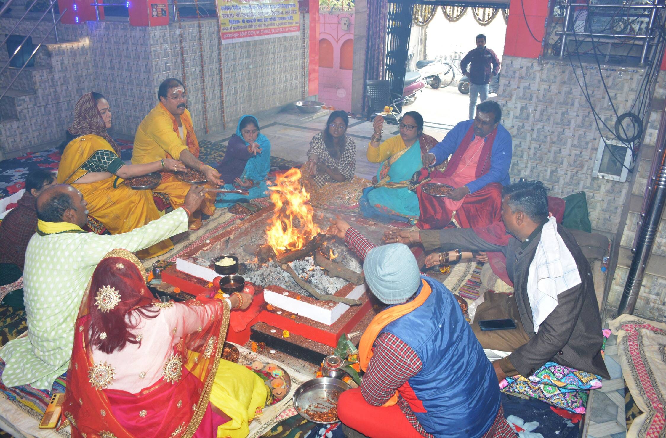 राजेंद्रनगर सि्थत श्री महाकाल मंदिर में पंचकुंडीय यज्ञ का सोमवार को समापन हुआ। राजेंद्रनगर सि्थत श्री महाकाल मंदिर में पंचकुंडीय यज्ञ का सोमवार को समापन हुआ।
