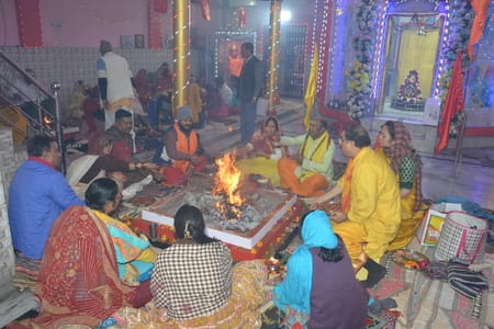 राजेंद्रनगर सि्थत श्री महाकाल मंदिर में पंचकुंडीय यज्ञ का सोमवार को समापन हुआ। राजेंद्रनगर सि्थत श्री महाकाल मंदिर में पंचकुंडीय यज्ञ का सोमवार को समापन हुआ।