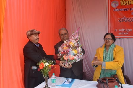राजधानी स्थित विद्यांत हिंदू पीजी कॉलेज, विद्यांत इंटर कॉलेज और विद्यांत प्राइमरी विद्यालय में 