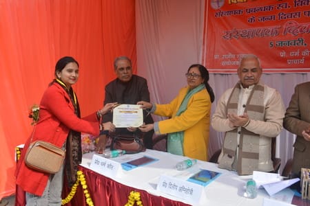 राजधानी स्थित विद्यांत हिंदू पीजी कॉलेज, विद्यांत इंटर कॉलेज और विद्यांत प्राइमरी विद्यालय में 
