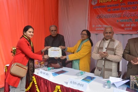 राजधानी स्थित विद्यांत हिंदू पीजी कॉलेज, विद्यांत इंटर कॉलेज और विद्यांत प्राइमरी विद्यालय में 