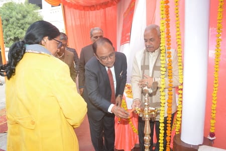राजधानी स्थित विद्यांत हिंदू पीजी कॉलेज, विद्यांत इंटर कॉलेज और विद्यांत प्राइमरी विद्यालय में 
