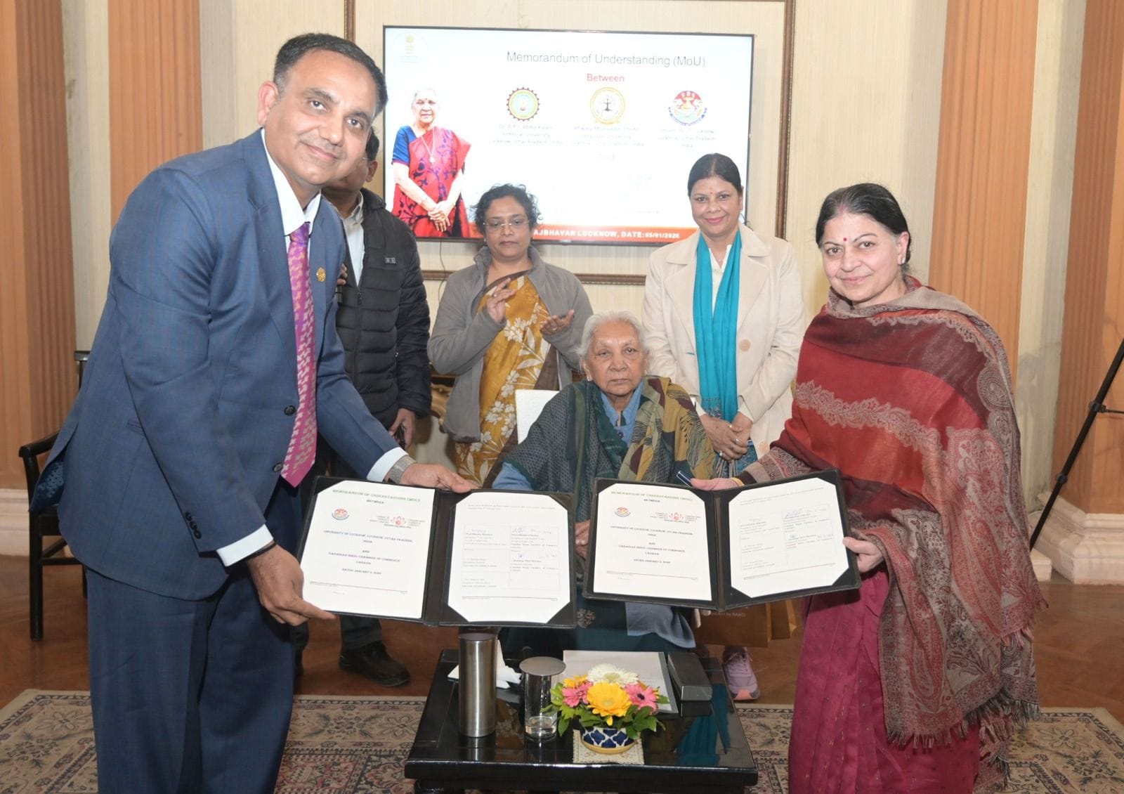 राज्यपाल आनंदीबेन पटेल के साथ मौजूद तीनांे विश्वविद्यालयों के कुलपति व अन्य। स्रोत ः राजभवन राज्यपाल आनंदीबेन पटेल के साथ मौजूद तीनांे विश्वविद्यालयों के कुलपति व अन्य। स्रोत ः राजभवन