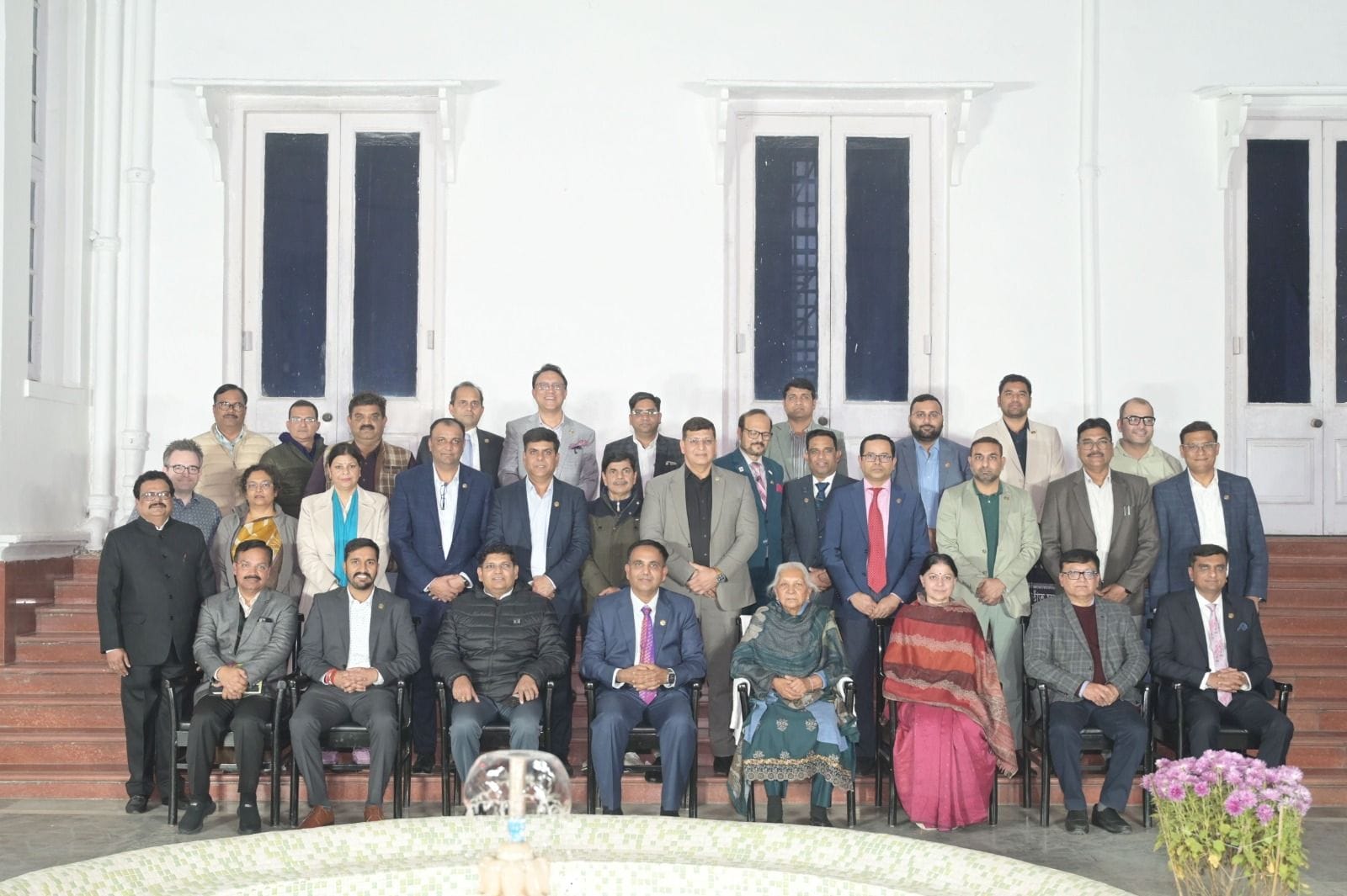 राज्यपाल आनंदीबेन पटेल के साथ मौजूद तीनांे विश्वविद्यालयों के कुलपति व अन्य। स्रोत ः राजभवन राज्यपाल आनंदीबेन पटेल के साथ मौजूद तीनांे विश्वविद्यालयों के कुलपति व अन्य। स्रोत ः राजभवन