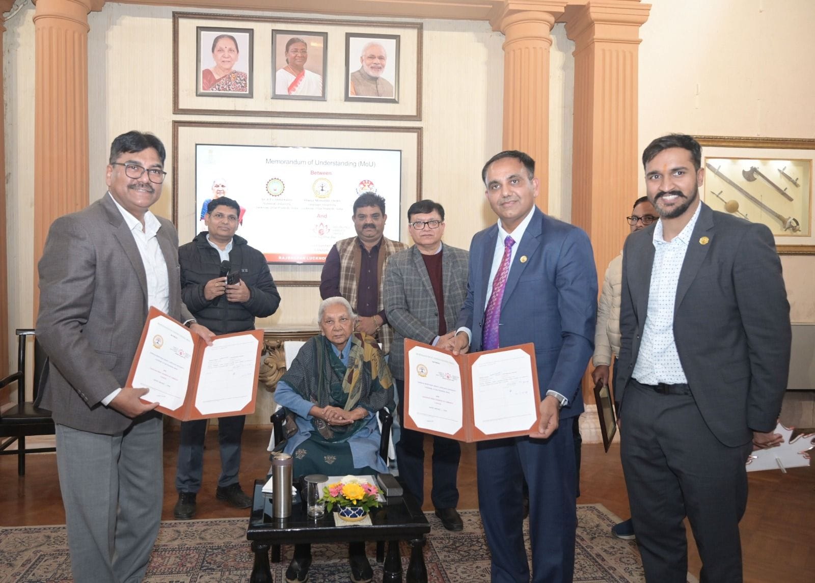 राज्यपाल आनंदीबेन पटेल के साथ मौजूद तीनांे विश्वविद्यालयों के कुलपति व अन्य। स्रोत ः राजभवन राज्यपाल आनंदीबेन पटेल के साथ मौजूद तीनांे विश्वविद्यालयों के कुलपति व अन्य। स्रोत ः राजभवन