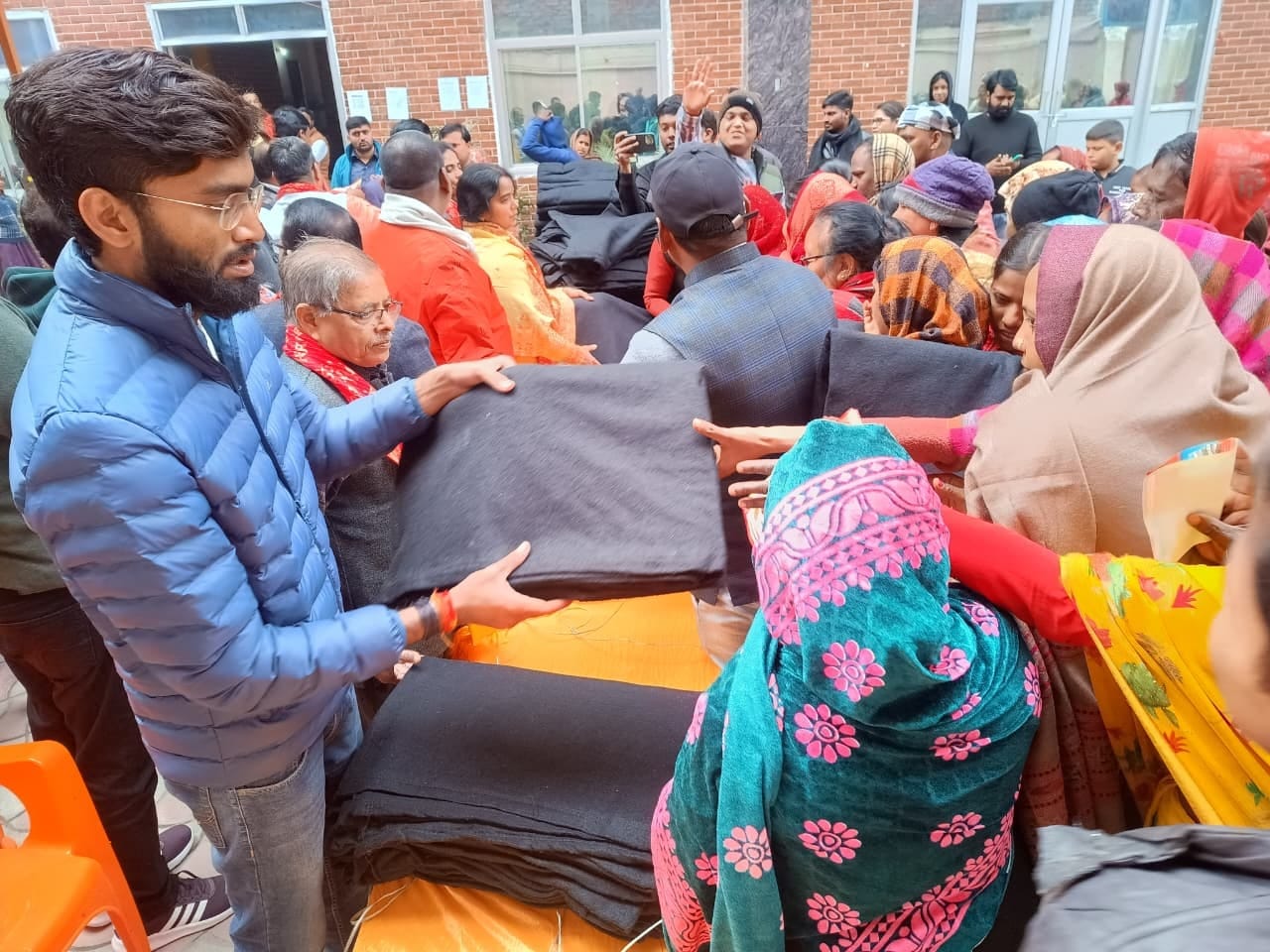 रोटी फाउंडेशन की ओर से मटियारी चौराहा फैजाबाद रोड चिनहट के पास कंबल वितरण कार्यक्रम का आयोजन रोटी फाउंडेशन की ओर से मटियारी चौराहा फैजाबाद रोड चिनहट के पास कंबल वितरण कार्यक्रम का आयोजन