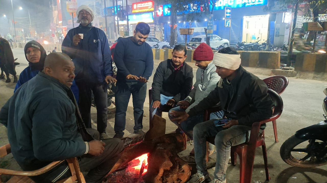 सुबह के समय घने कोहरे के बीच कोचिंग जाती छात्राएं-संवाद सुबह के समय घने कोहरे के बीच कोचिंग जाती छात्राएं-संवाद